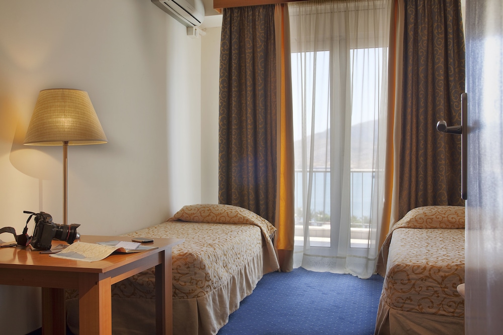 LUCY HOTEL 27/40