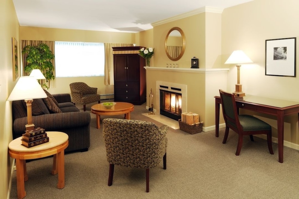 The Rosellen Suites At Stanley Park 44/74