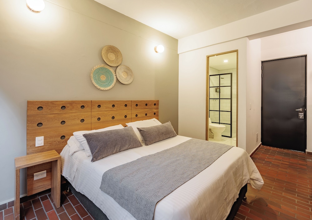 STUDIO, QUEEN BED, KITCHEN