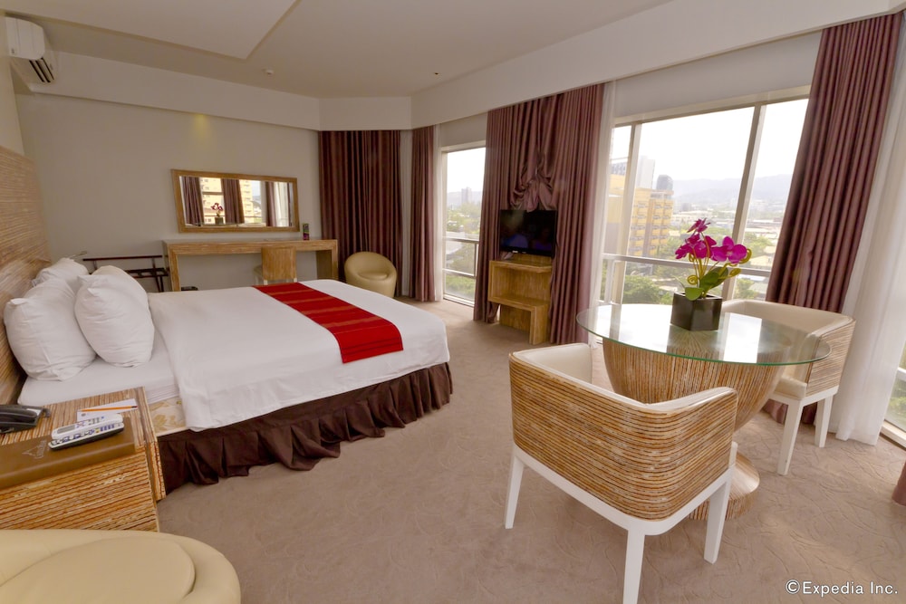 Castle Peak Hotel 34/71
