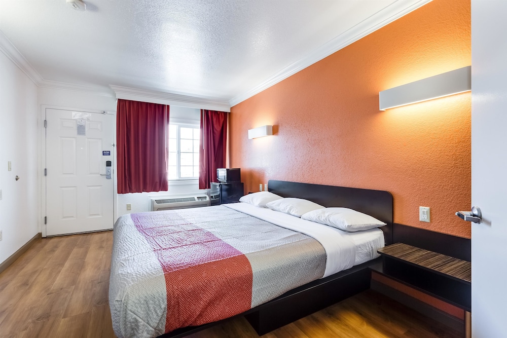 Motel6 San Jose, CA - Convention Center 24/60