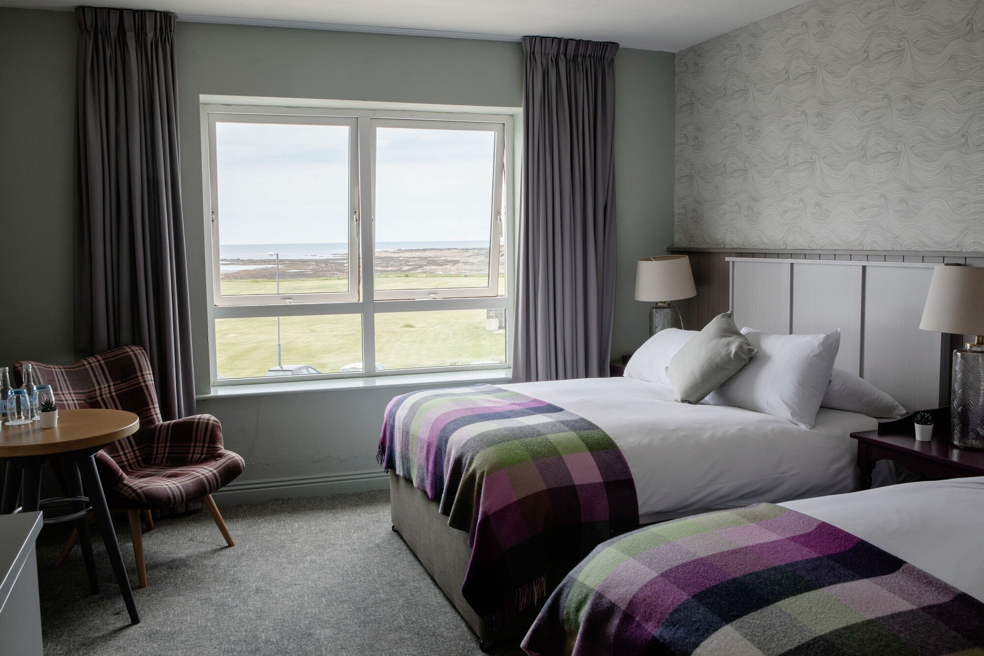 Room, 1 Double and 1 Single Bed, Lateral Side Sea View