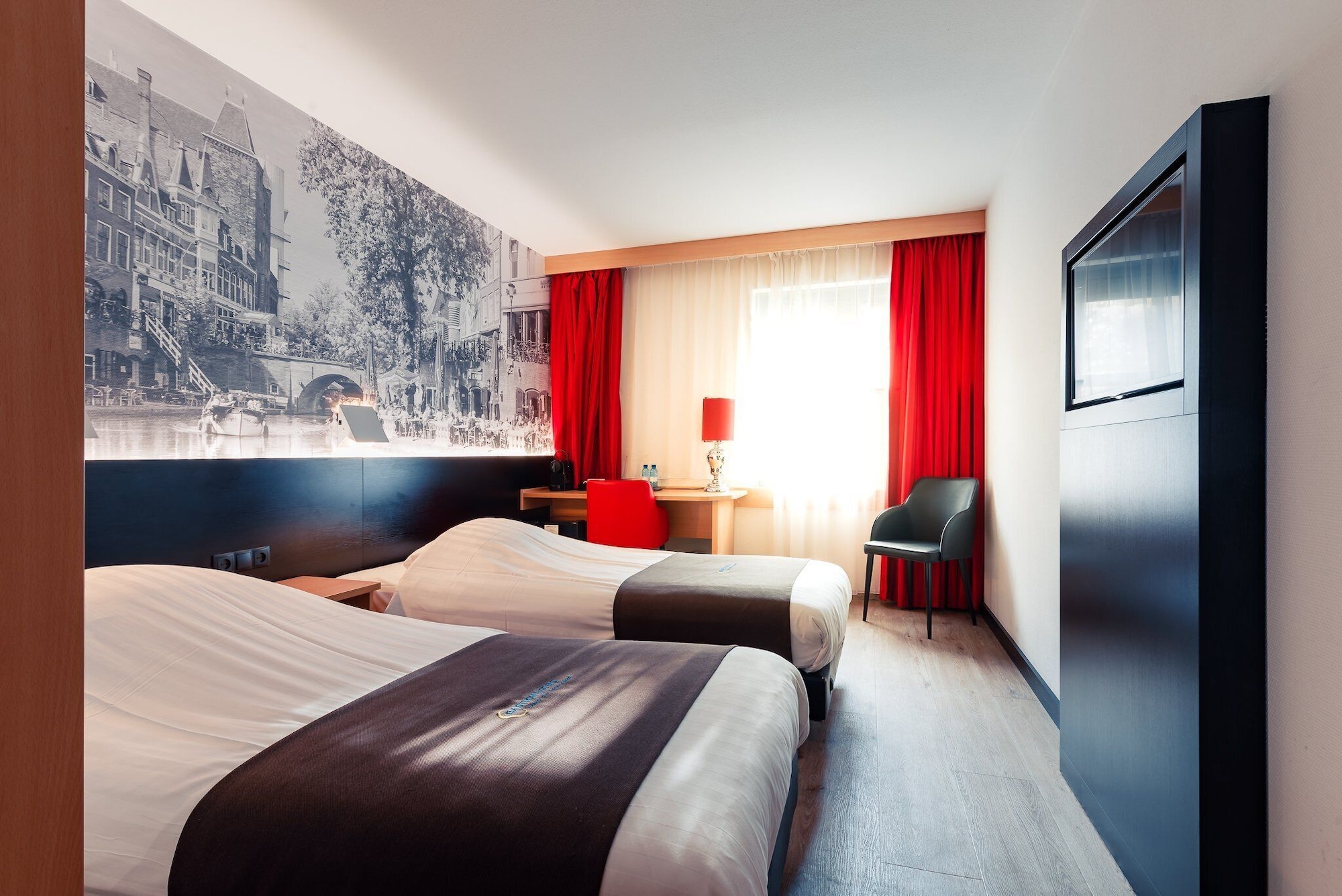 COMFORT, TWIN BEDS