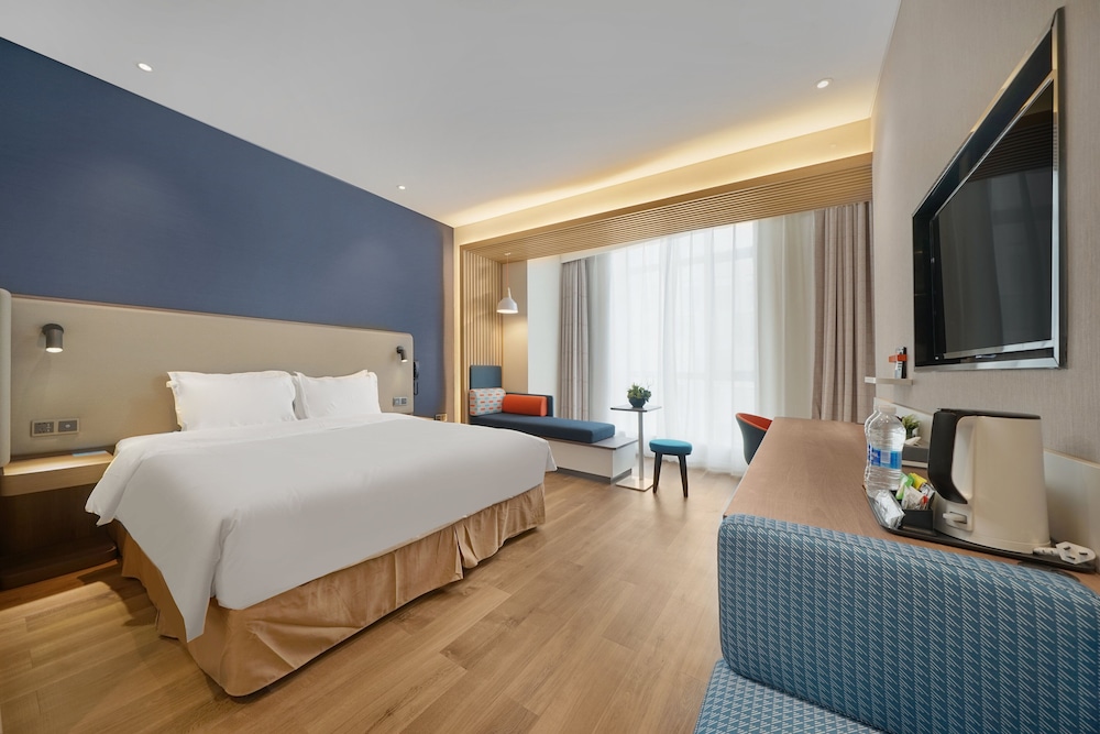 Standard, King Bed, Extra Floor Space