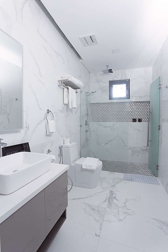 Stonehill Suites 18/65
