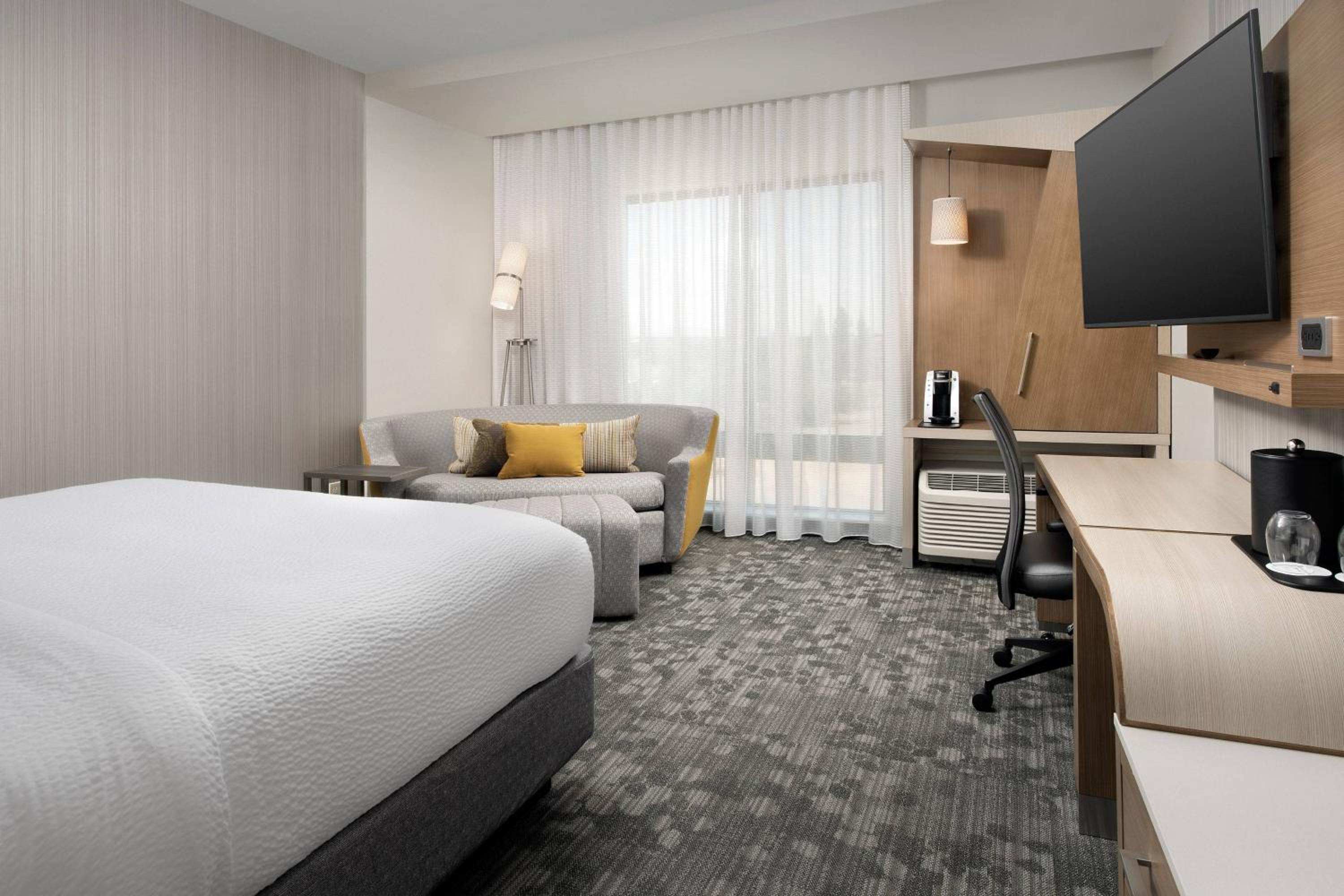 Guest Room, King Bed, City View, Sofa