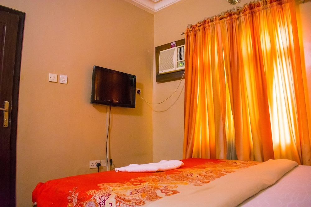 Golden Destiny Hotel Limited 24/100
