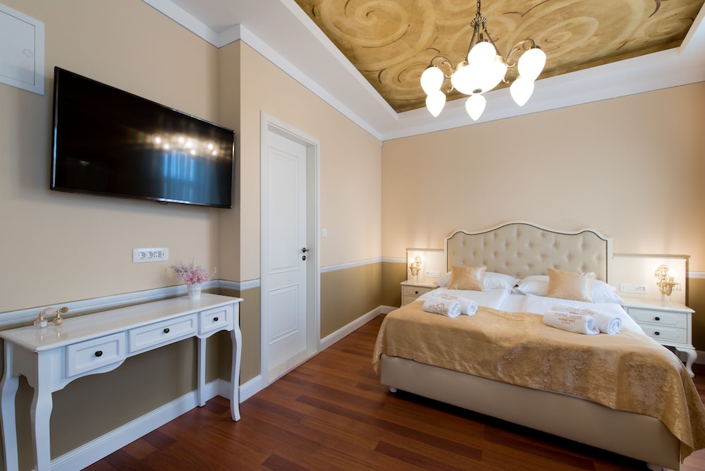 ROOM, DOUBLE BED, STREET VIEW