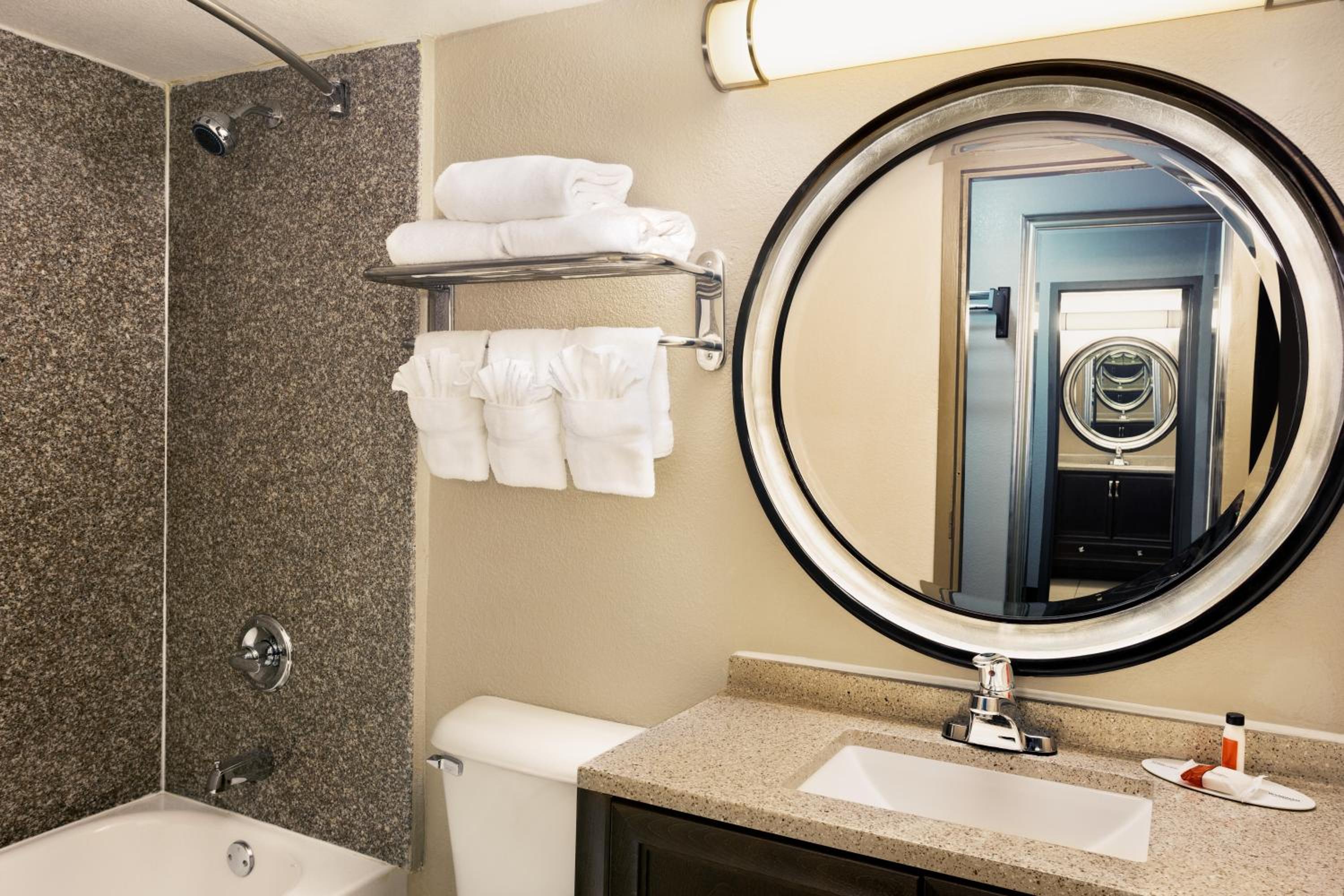ROOM, KING BED, ACCESSIBLE
