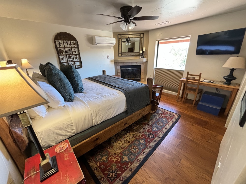 Room, King Bed, Mountain View, South Wing