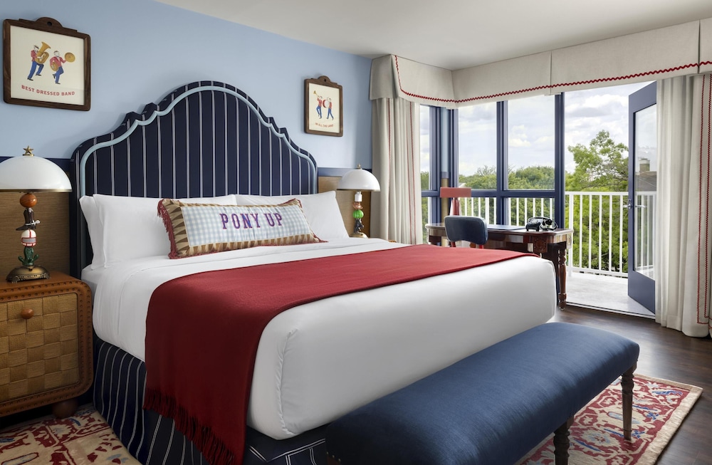 Suite, King Bed, University View
