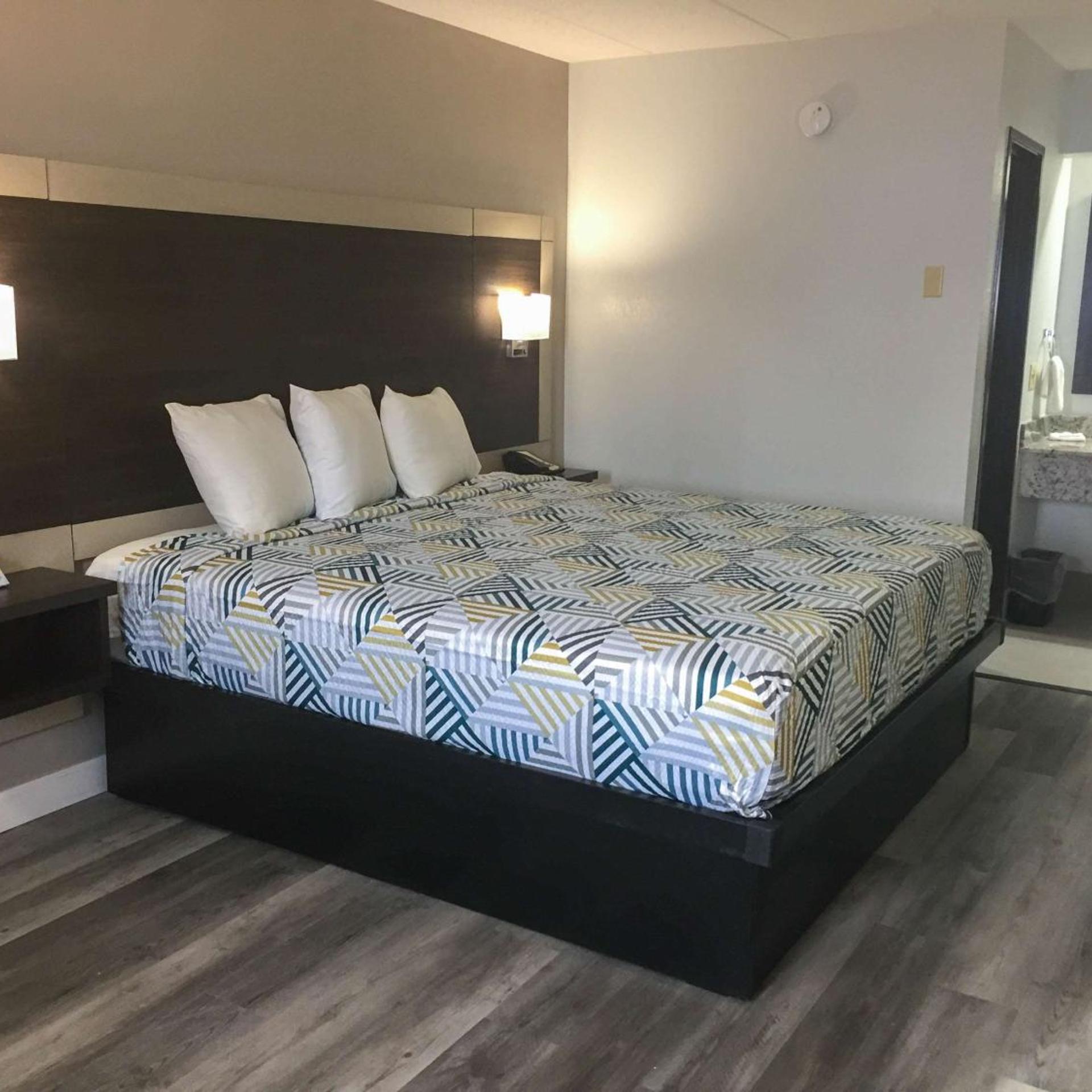 1 King Bed - Mob Acc RI Shwr Nsmk Micfridg