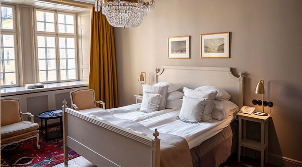 DELUXE, KING BED