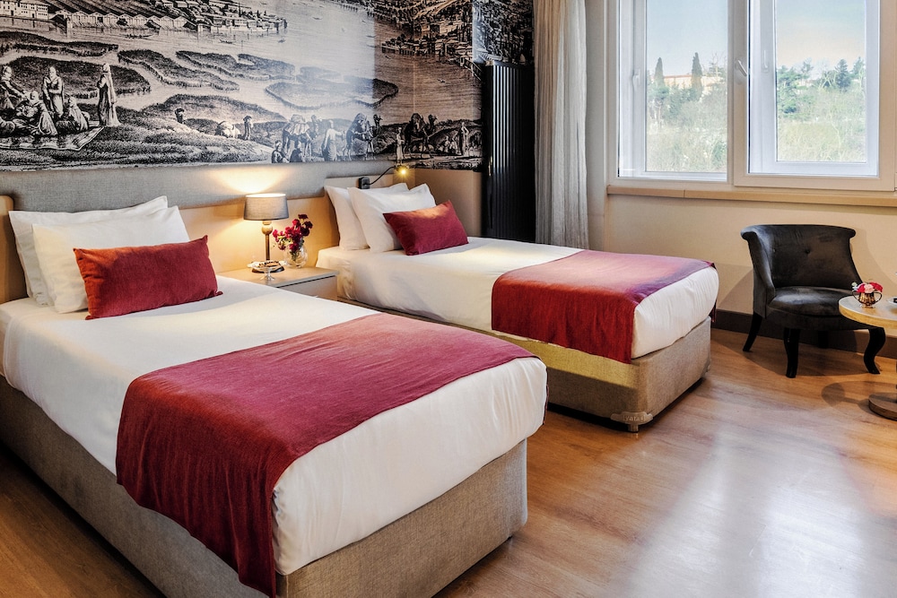 Grand, 2 Double and Twin Beds