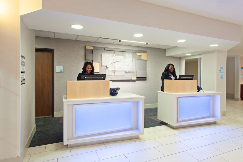 Holiday Inn Express Hotel Suites Oakland Airport 7/55