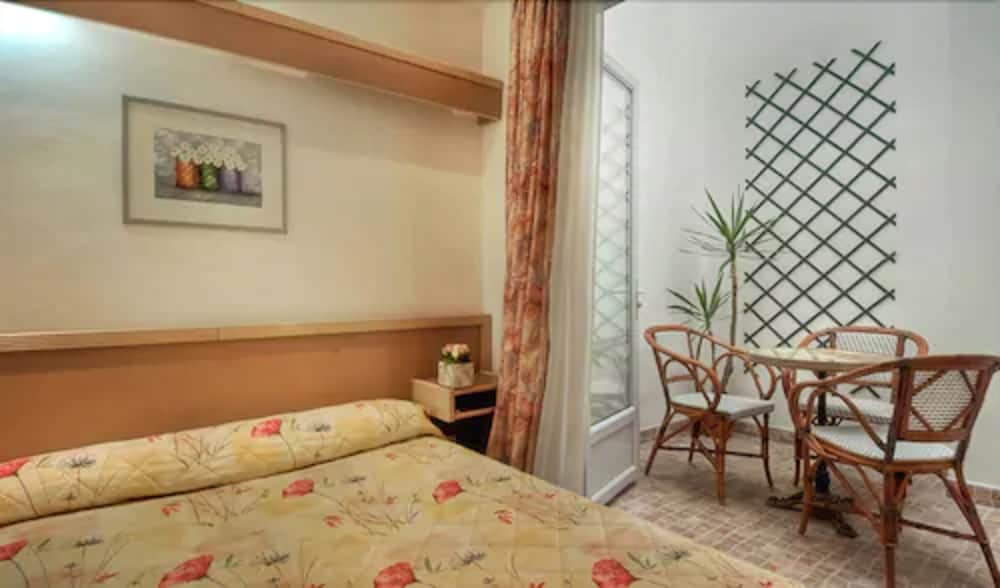 Edgar Quinet Hotel 28/37