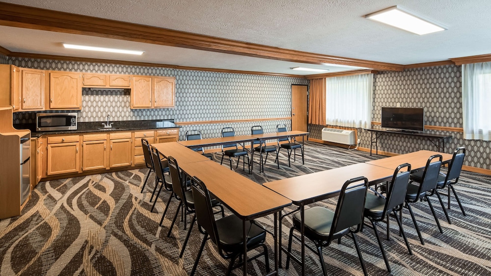 Best Western Plus North Canton Inn & Suites 54/62