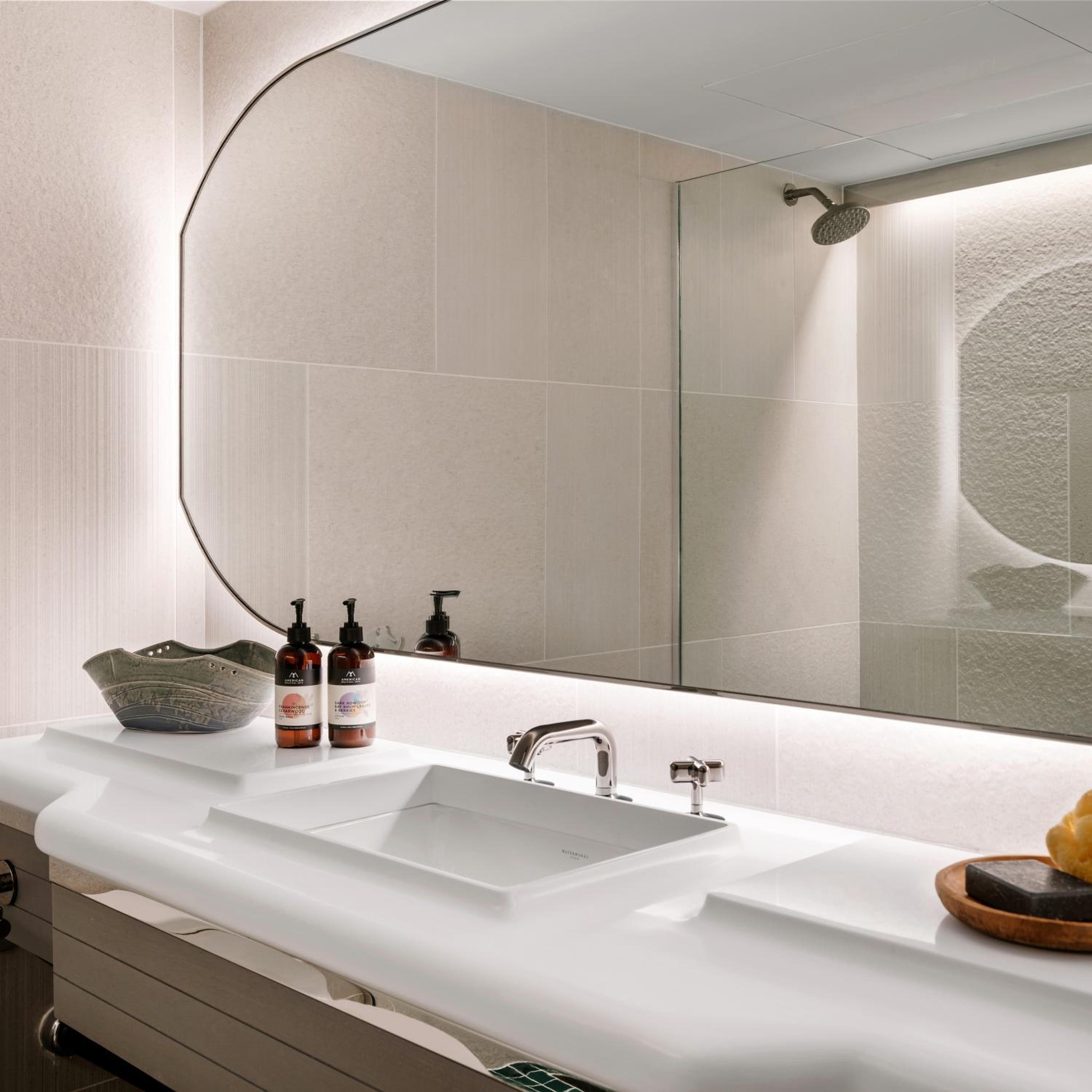 Suite, Queen Bed, Lake Side، The Line Austin 5/5