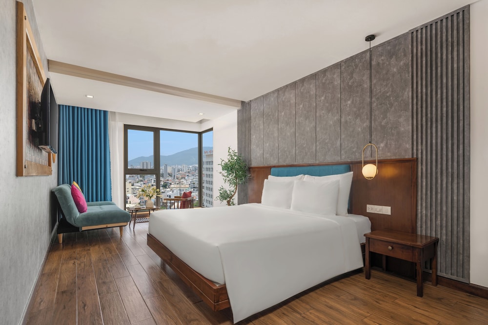 EXECUTIVE, KING BED, PARTIAL SEA VIEW, SOFA