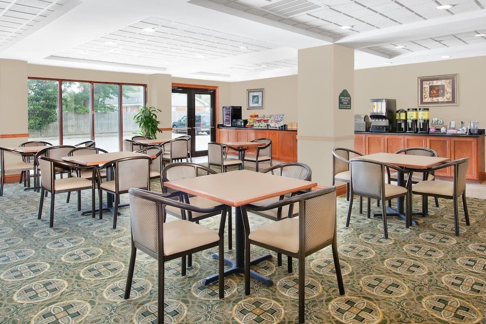 Wingate By Wyndham Lafayette Airport 33/45