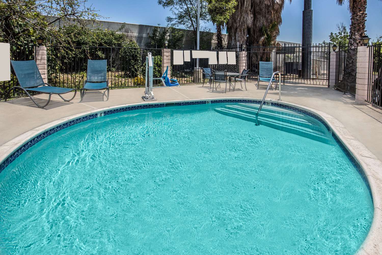 Days Inn by Wyndham Ontario Airport 21/23