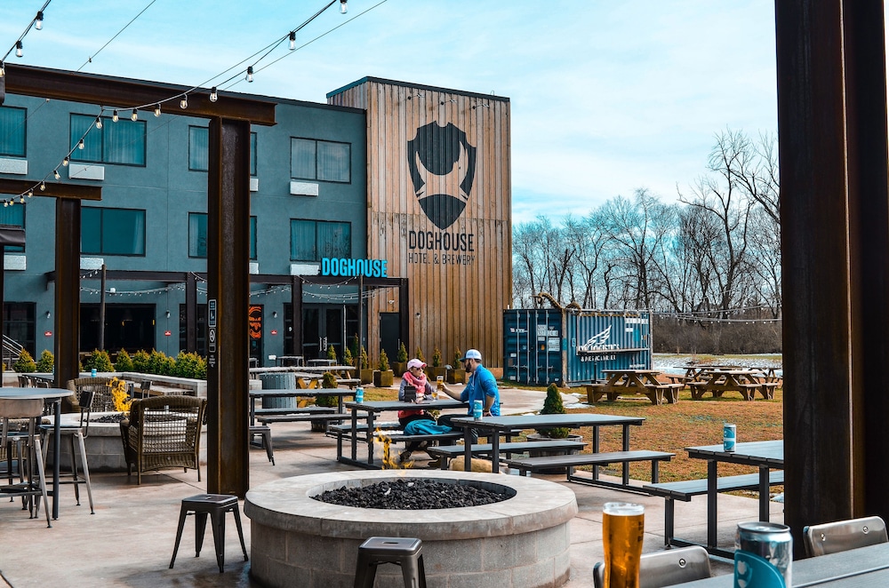 DogHouse Hotel and Brewery 18/22