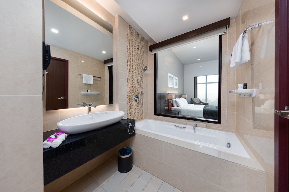 Raia Hotel & Convention Centre Kuching 33/38