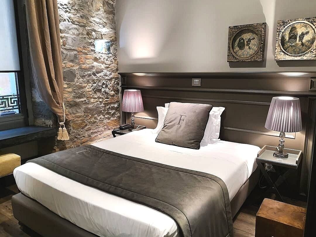 ROOM, SINGLE