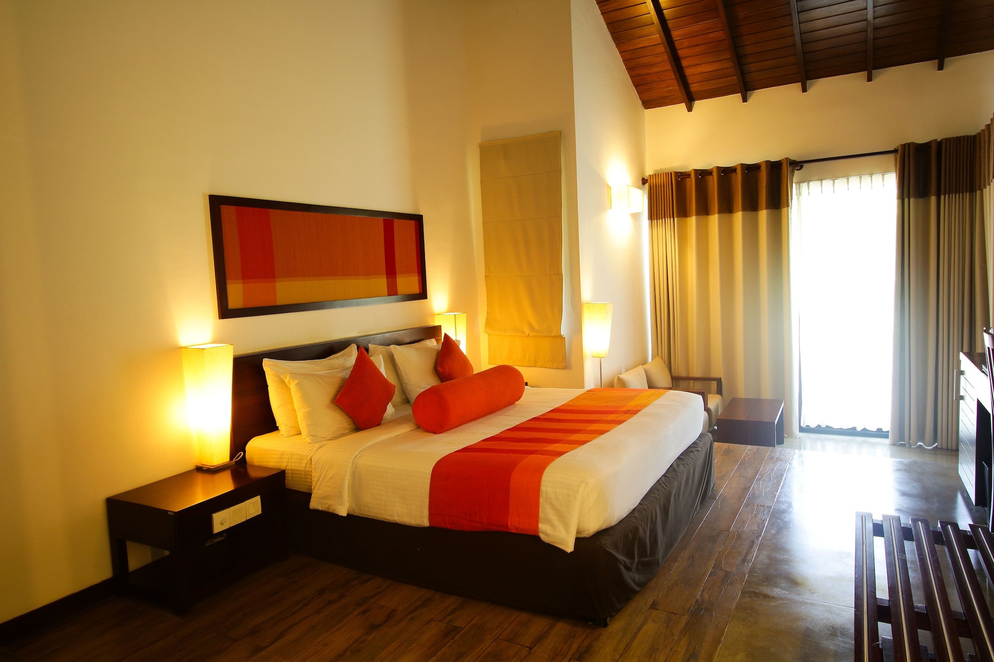 1 Bedroom, Deluxe, King Bed, Beach Side, Partial Ocean View