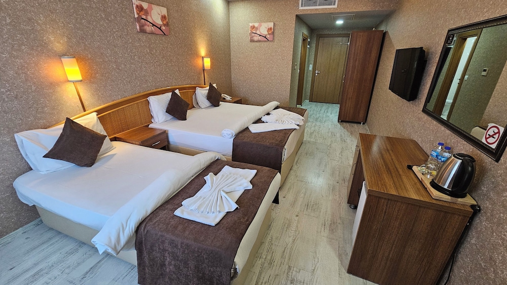 Pointbreak Hotel 14/49