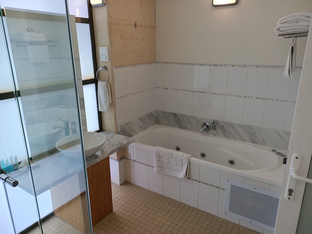 Yanchep Inn 39/41
