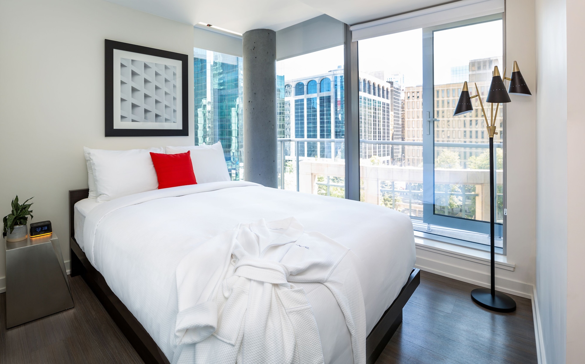 2 BEDROOMS, SUITE, BALCONY