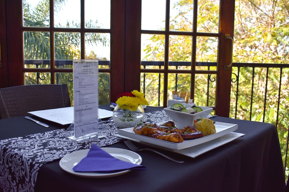 Waterfalls Boutique Hotel 30/50
