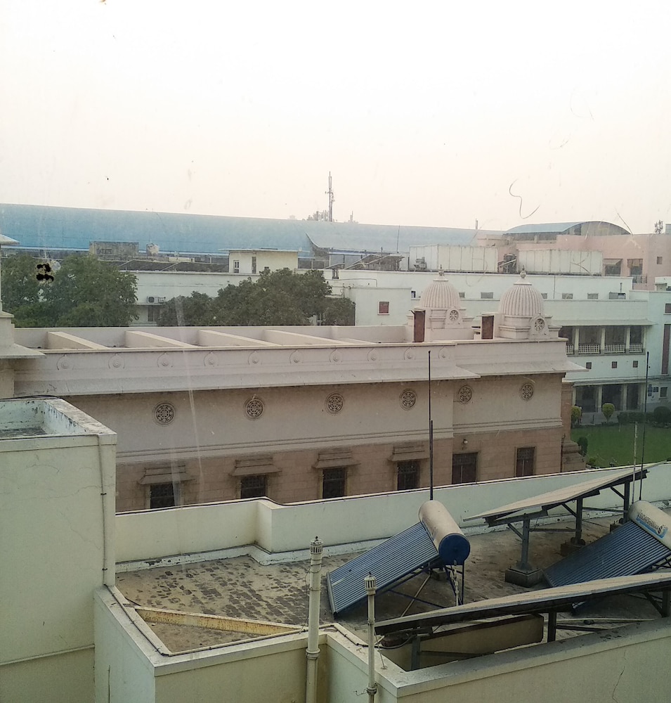 Metropolis Guest House 2/50
