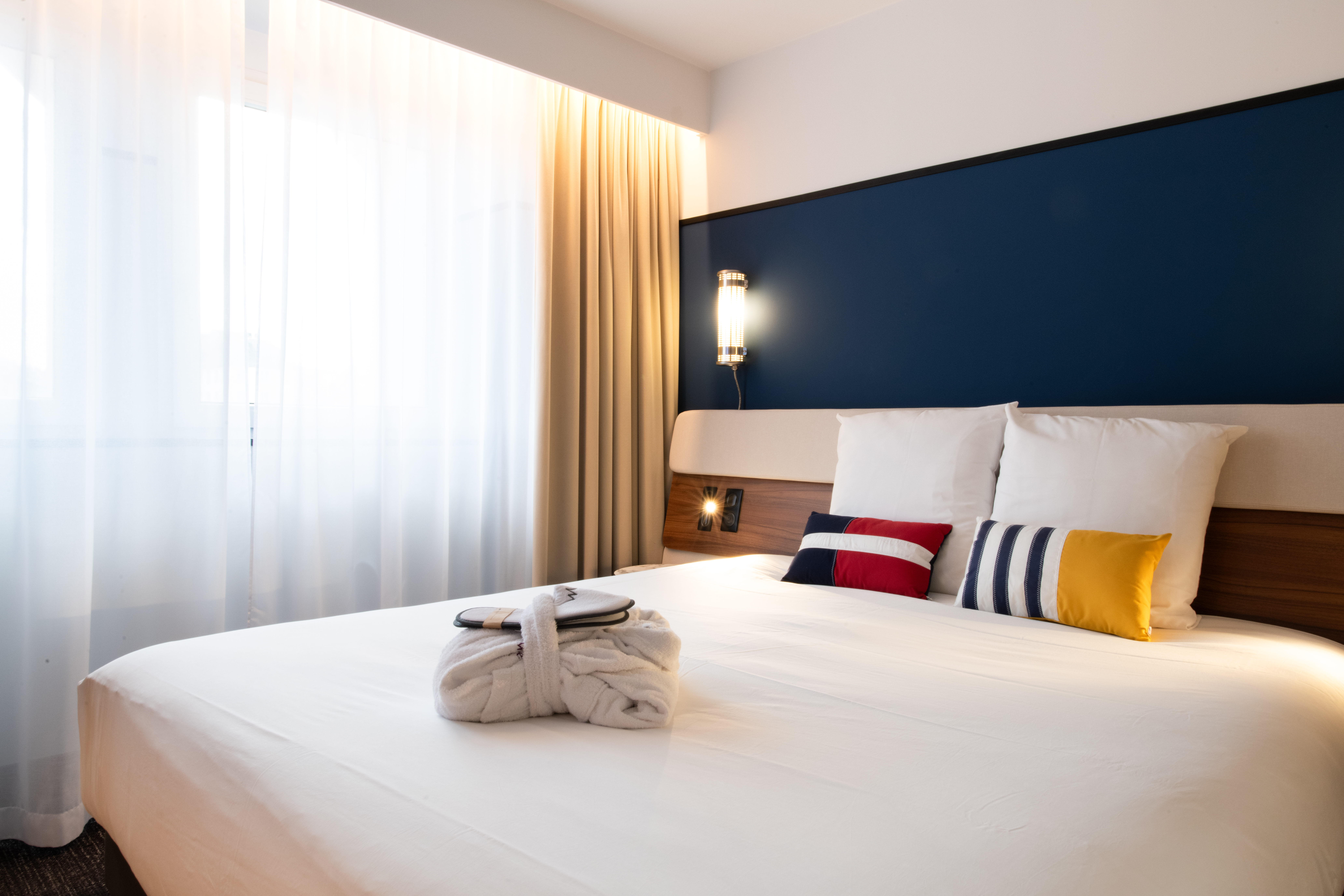 PRIVILEGE, DOUBLE BED