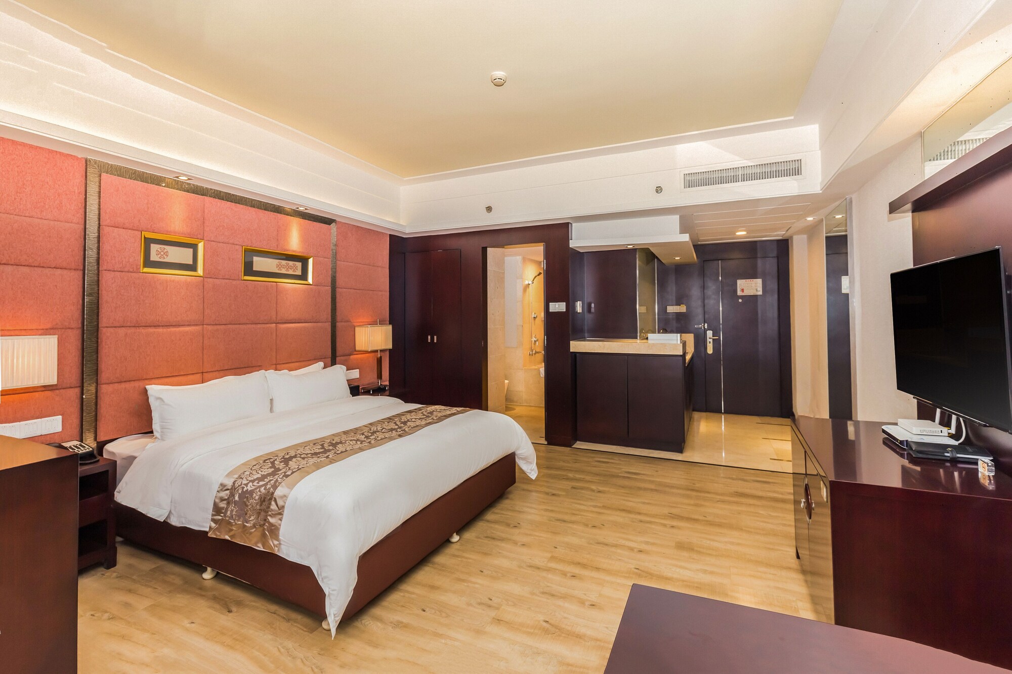 DELUXE, SINGLE, QUEEN BED