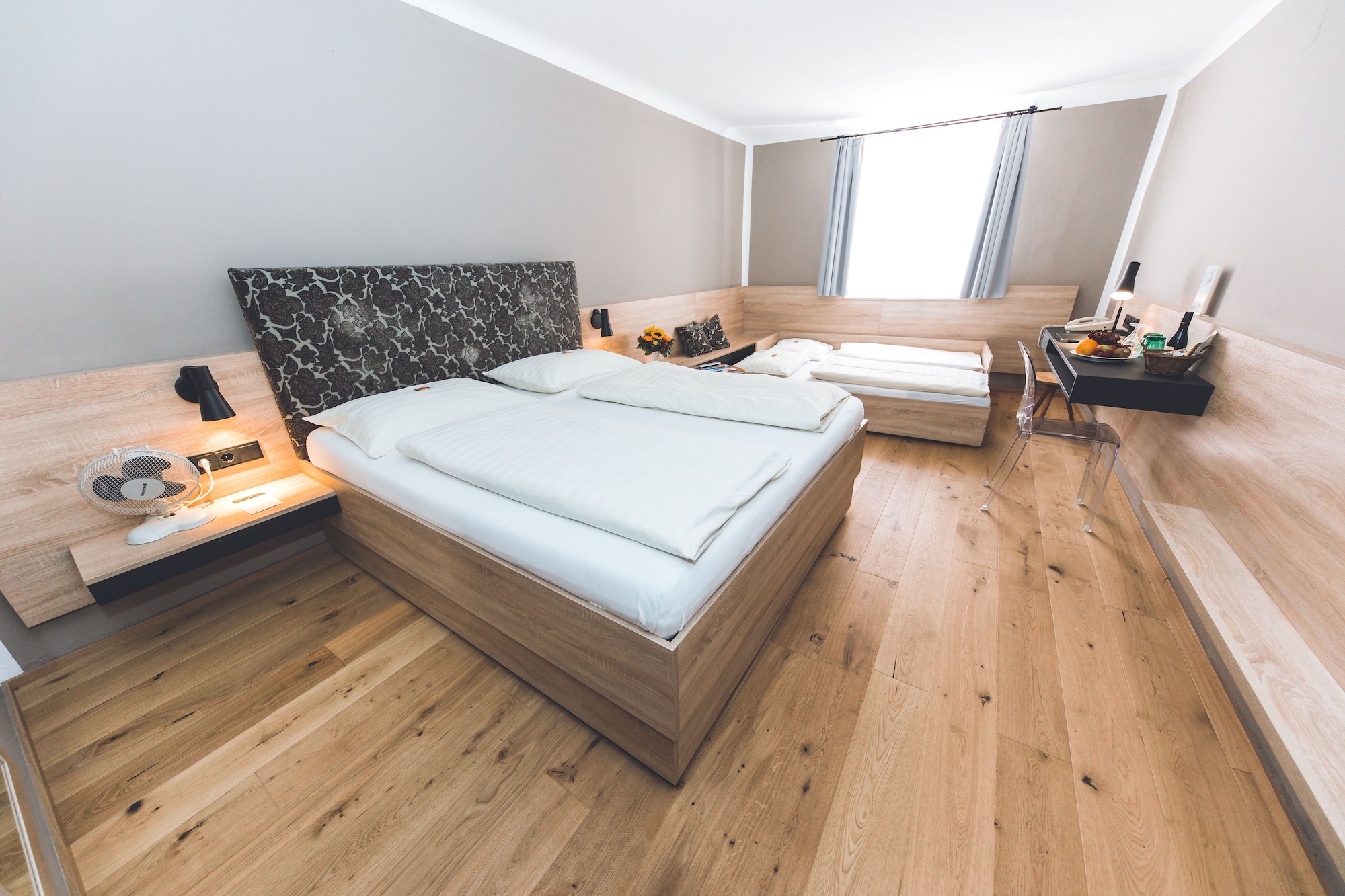 DELUXE, DOUBLE OR TWIN BED
