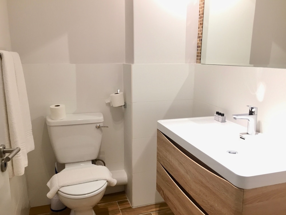 Midtown Rentals At The Four Seasons 34/38