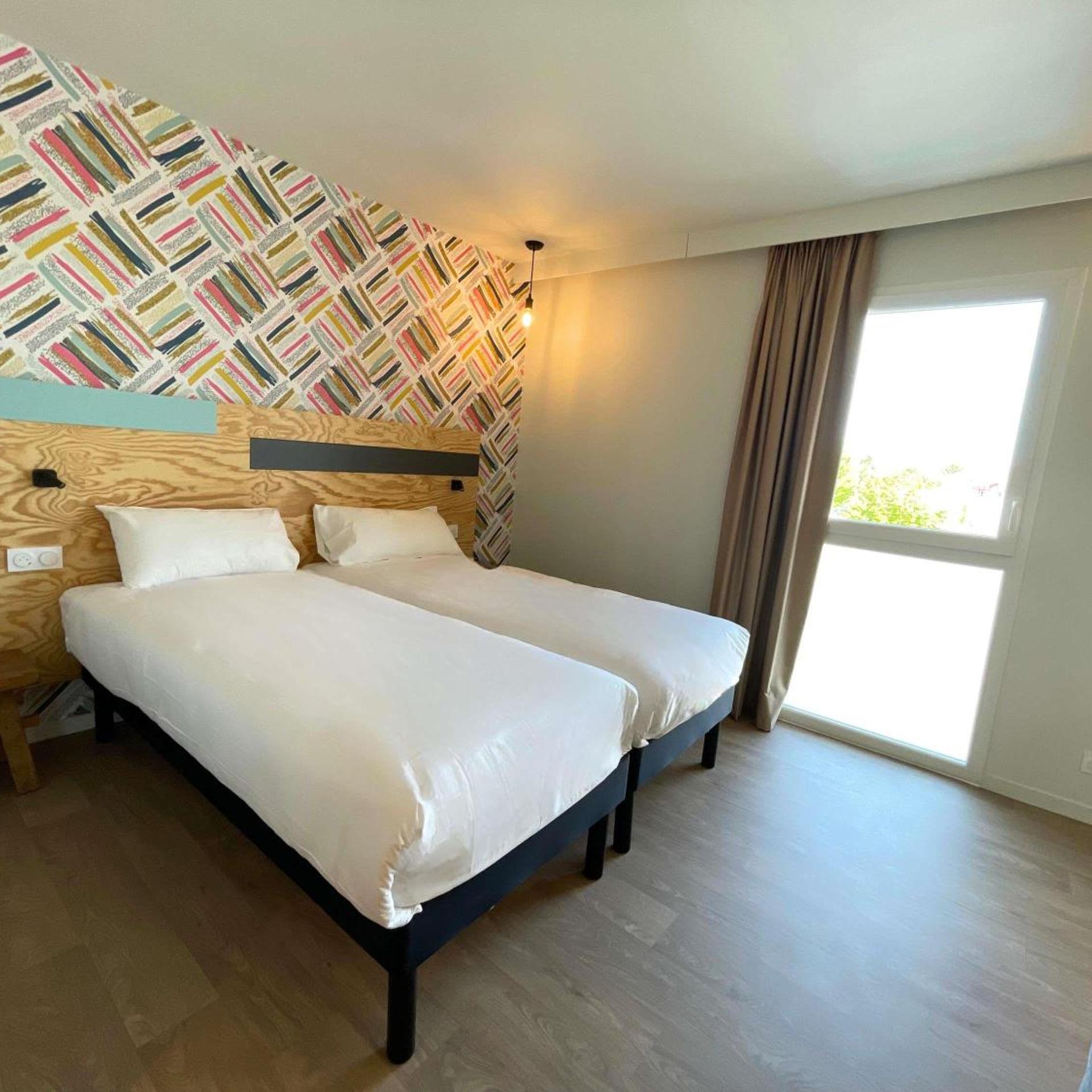 غرفة قياسية بسرير مزدوج وسريرين منفصلين، greet hotel Castets Coeur des Landes 4/8