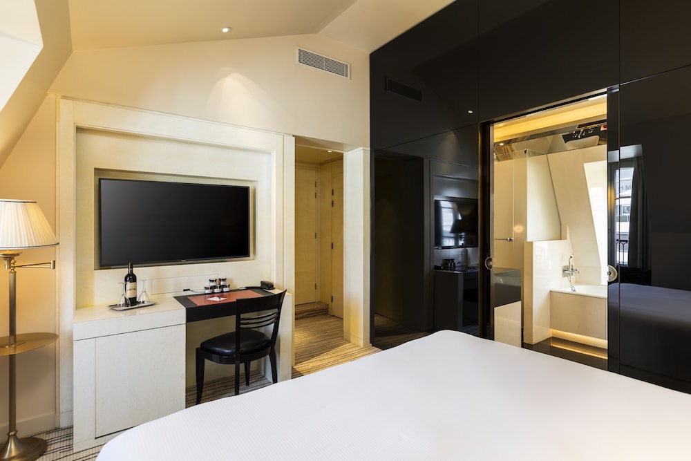 Hotel Montaigne 24/69