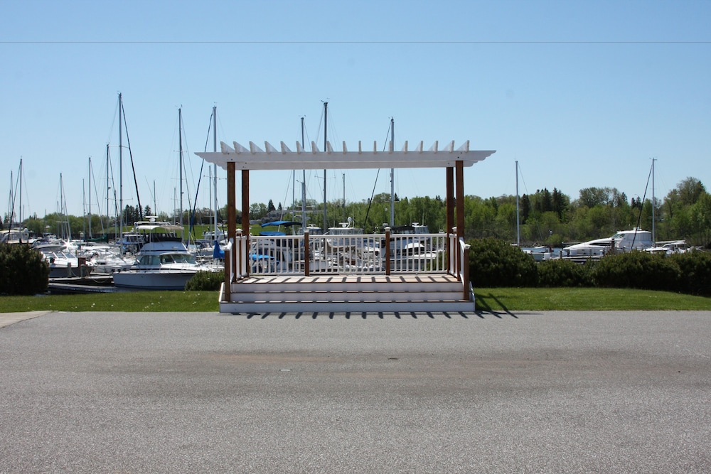 Barkers Island Inn Resort 34/48