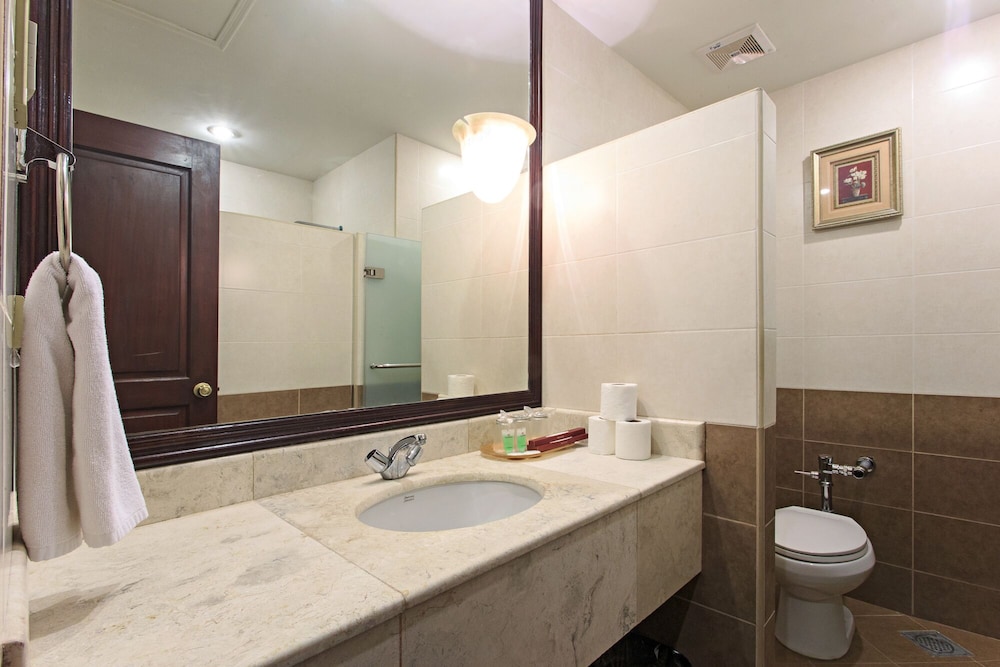 Sarrosa International Hotel And Residential Suites 46/50