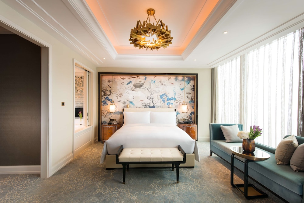 ROOM, KING BED, SKYLINE AND LAKE VIEW