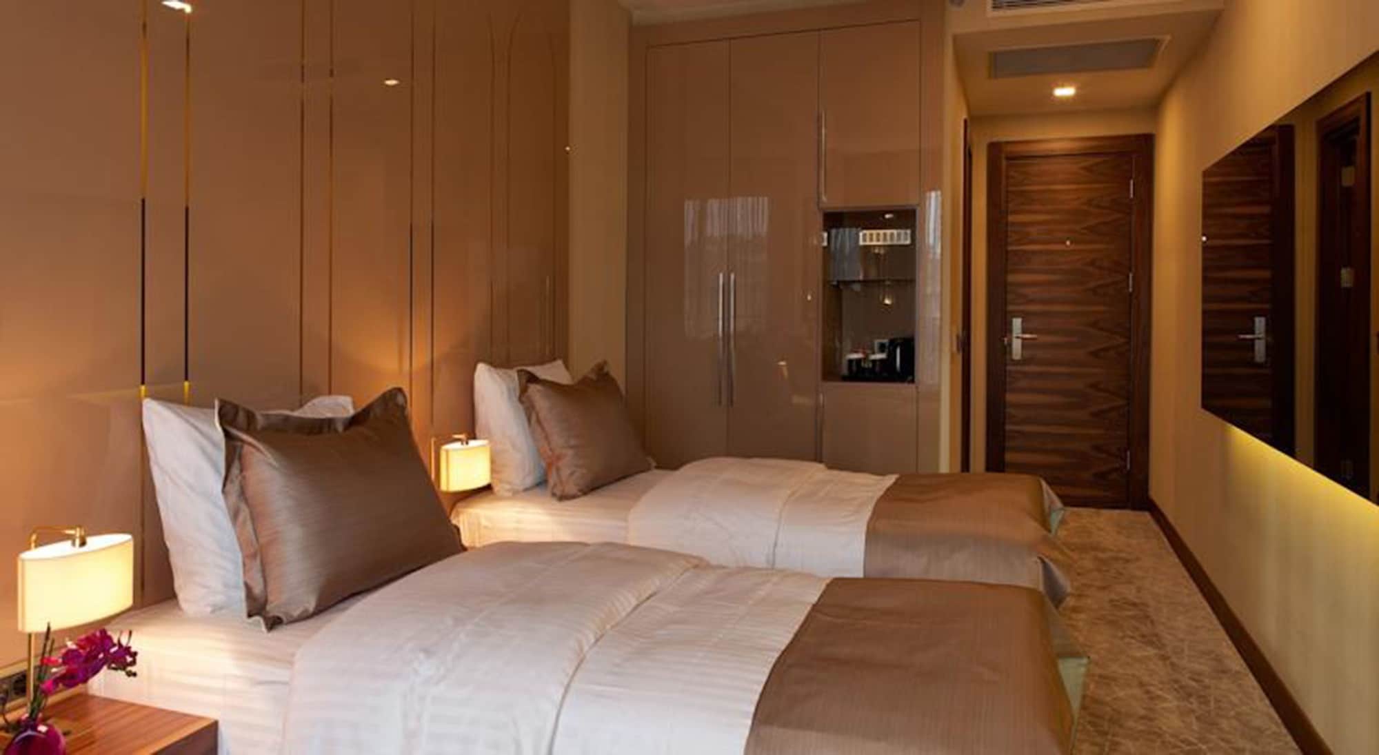 DELUXE, KING AND TWIN BEDS