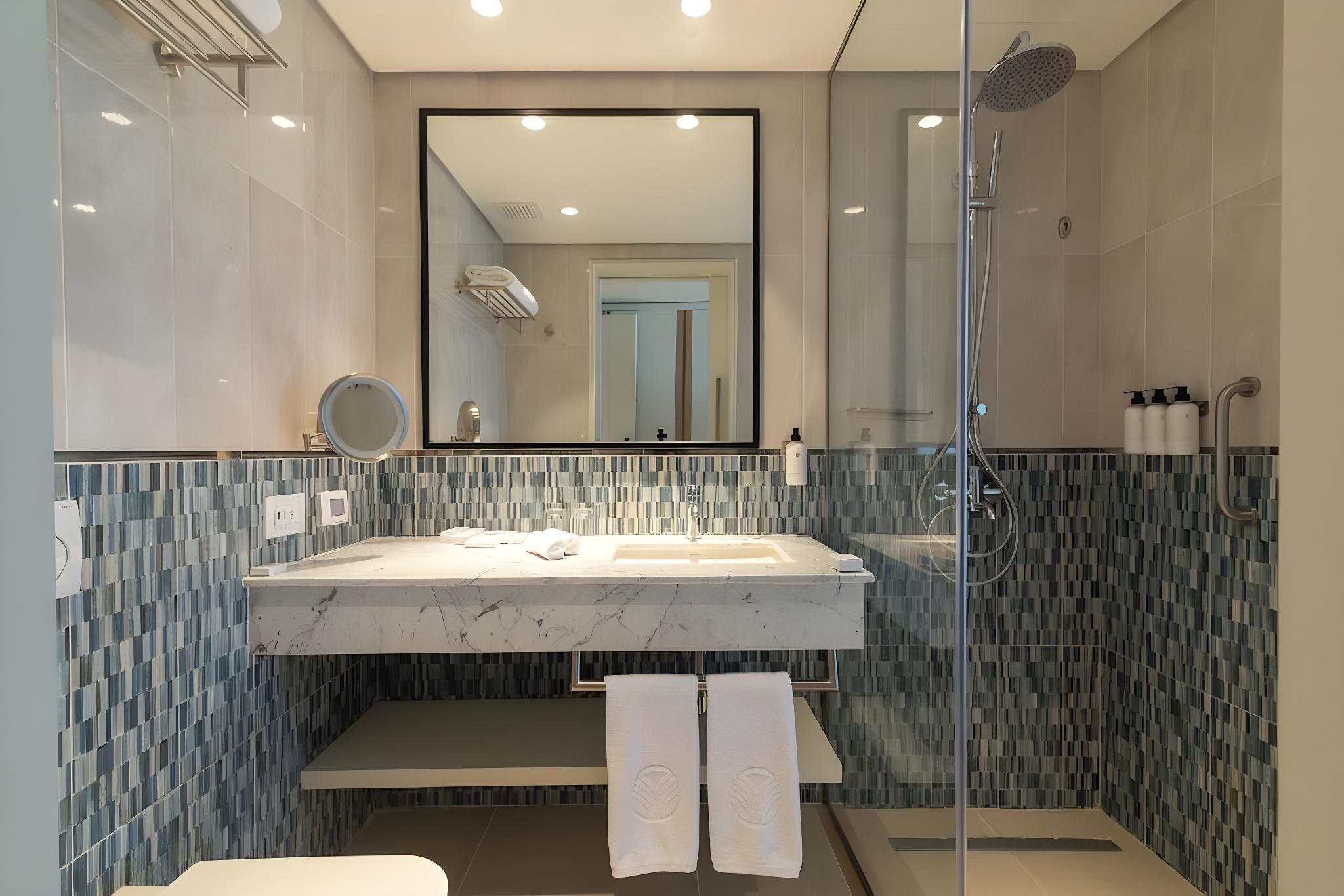 3 Bedrooms, Suite, Twin Beds, Sea View, Direct Pool Access