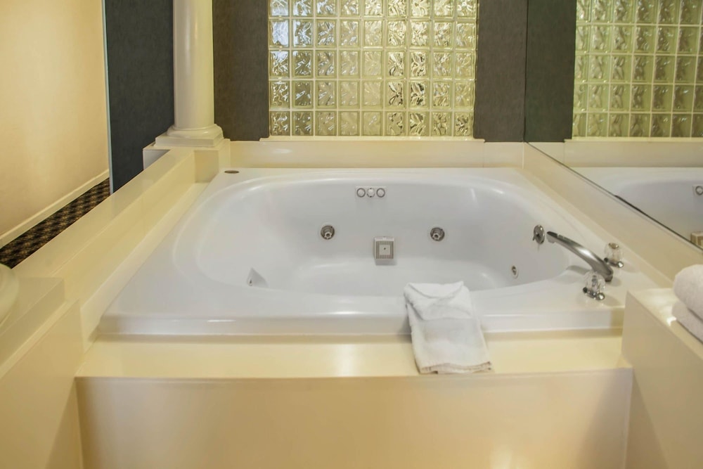 Quality Inn & Suites St Charles -West Chicago 15/40