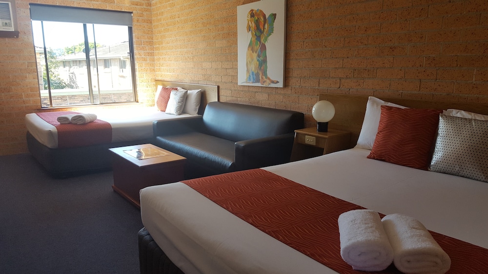 ROYAL PALMS MOTOR INN 34/76