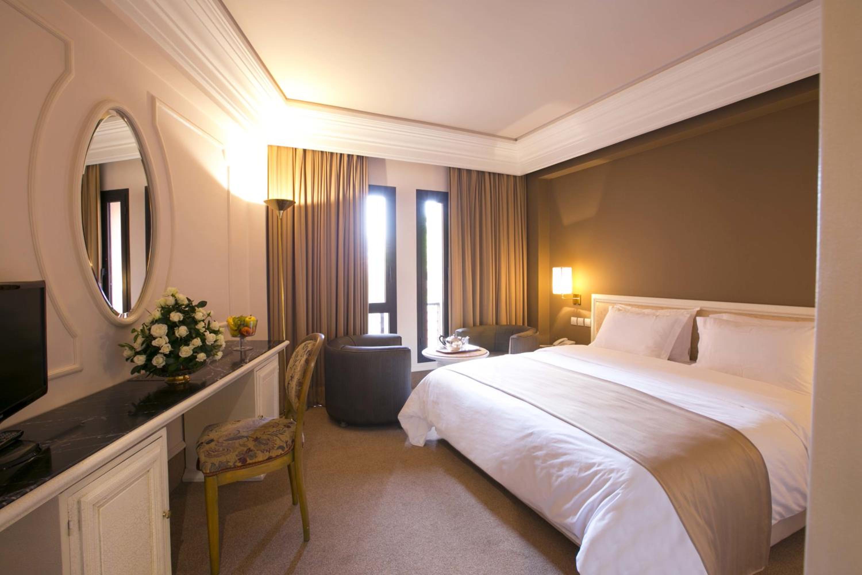 Room, Single, 1 Queen and 1 Single Bed