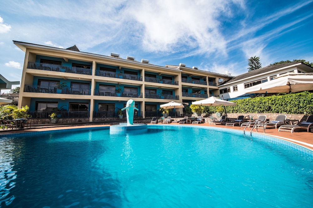 Dolphin Suites 3/63