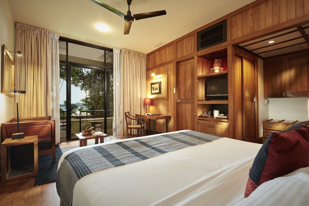 LUXURY, KING BED